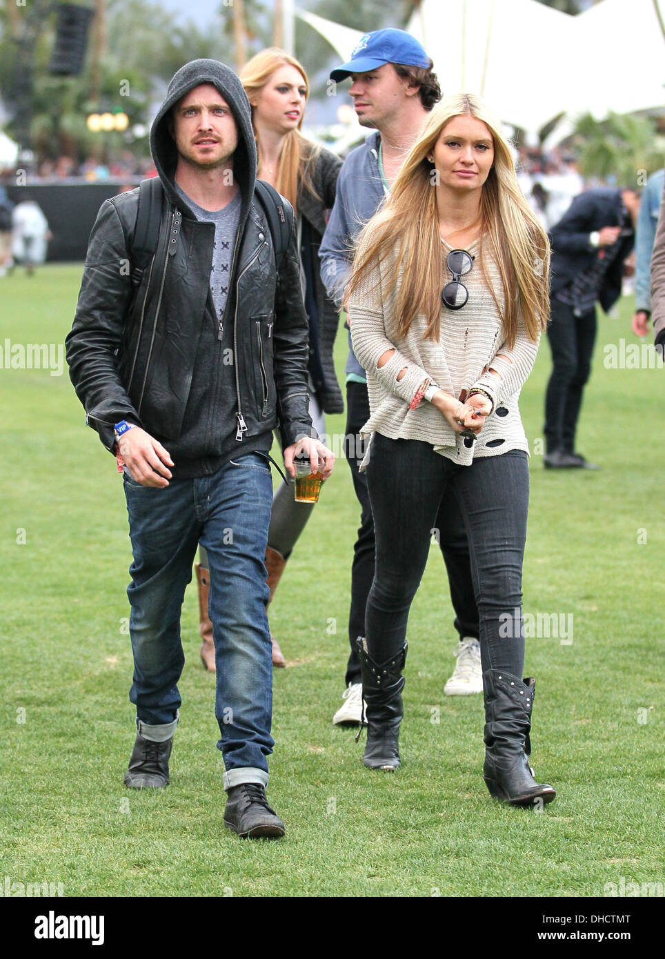 Aaron Paul et petite amie Lauren Parsekian célébrités à 2012 Coachella Valley Music and Arts Festival - Semaine 1 Jour 1 Indio Banque D'Images