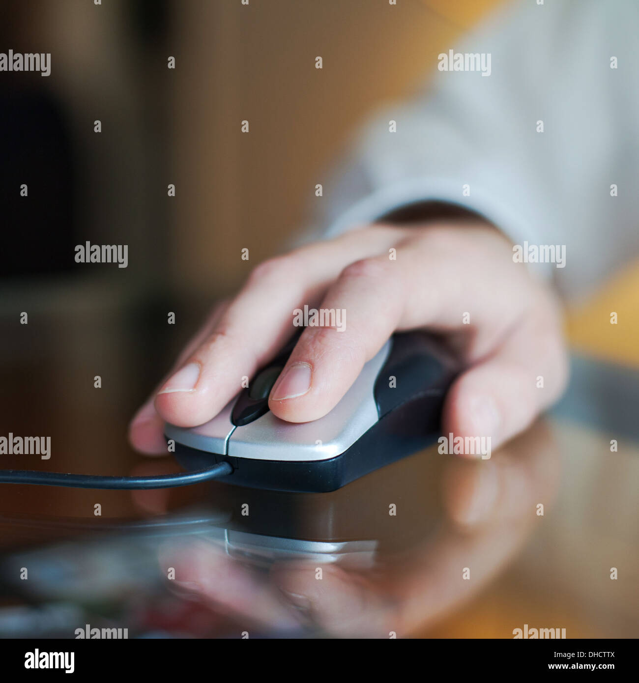 La souris de l'ordinateur, cliquez sur Fermer Banque D'Images