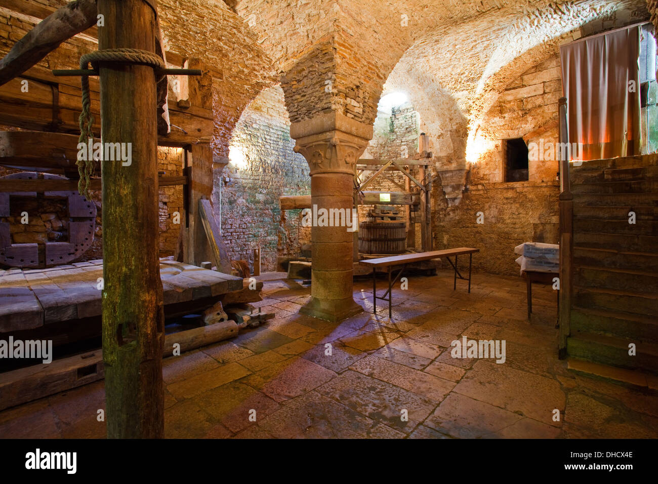 Une ancienne cave à vin dans le village de Vézelay. Celui-ci fait partie de l'hôtel de ville. Banque D'Images