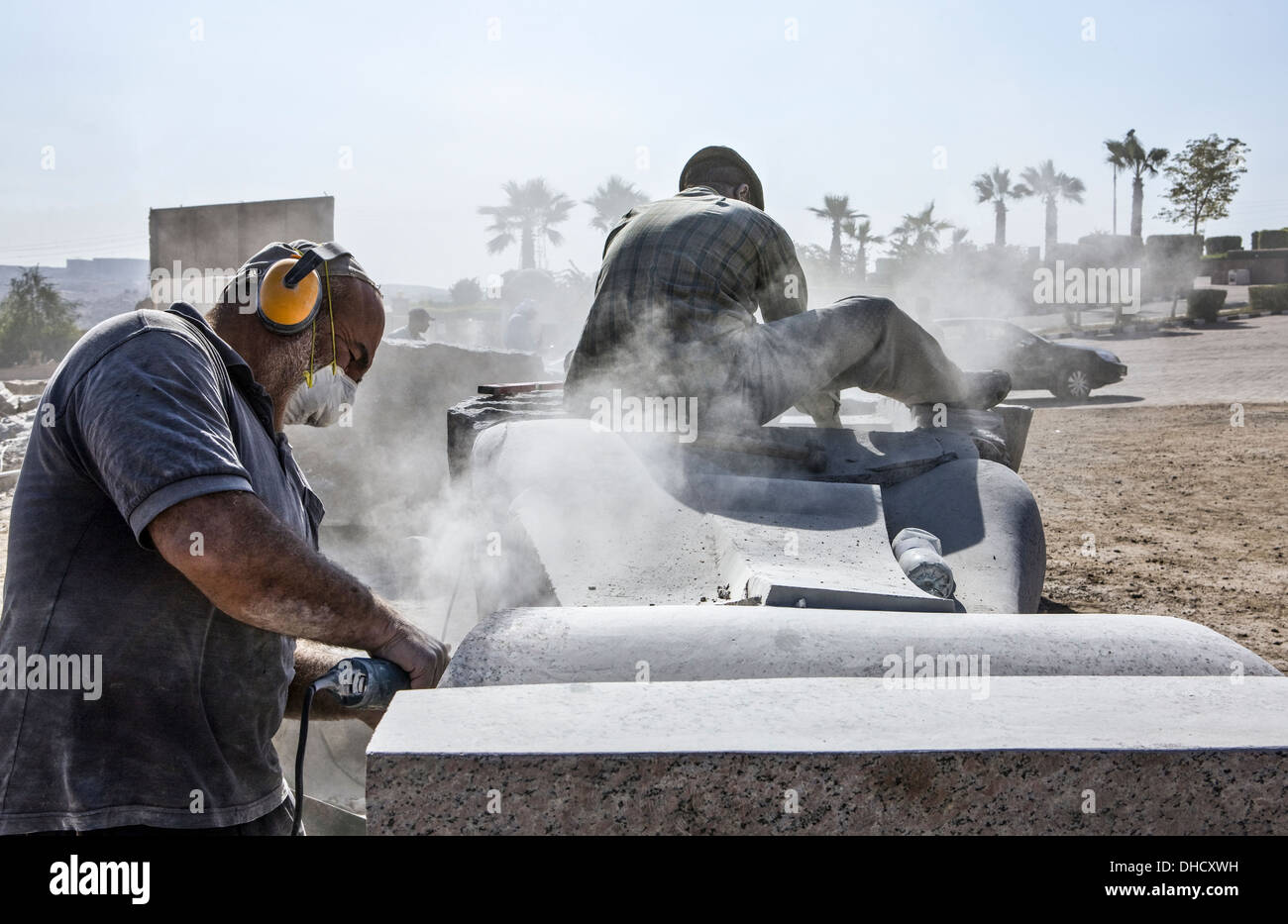 L'Afrique de l'Égypte, Assouan, un symposium de sculpteurs du granit rose Banque D'Images