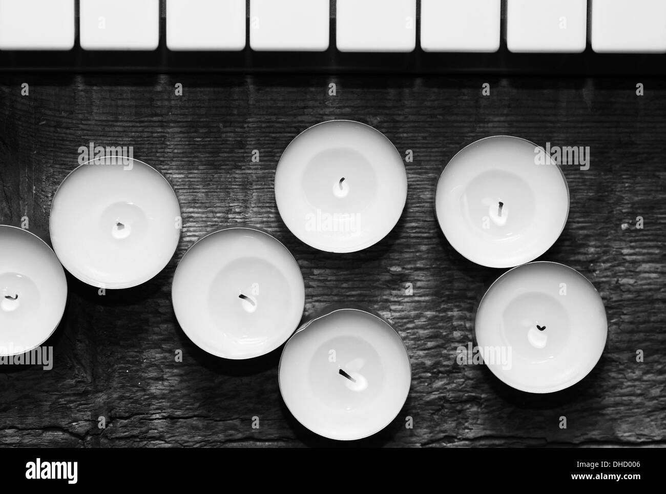 Image monochrome, brûler des bougies et pianoforte Banque D'Images