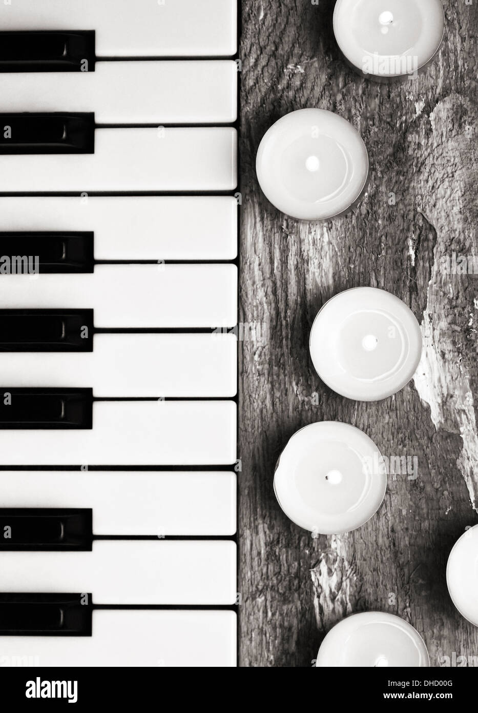 Image tonique, brûler des bougies et pianoforte Banque D'Images