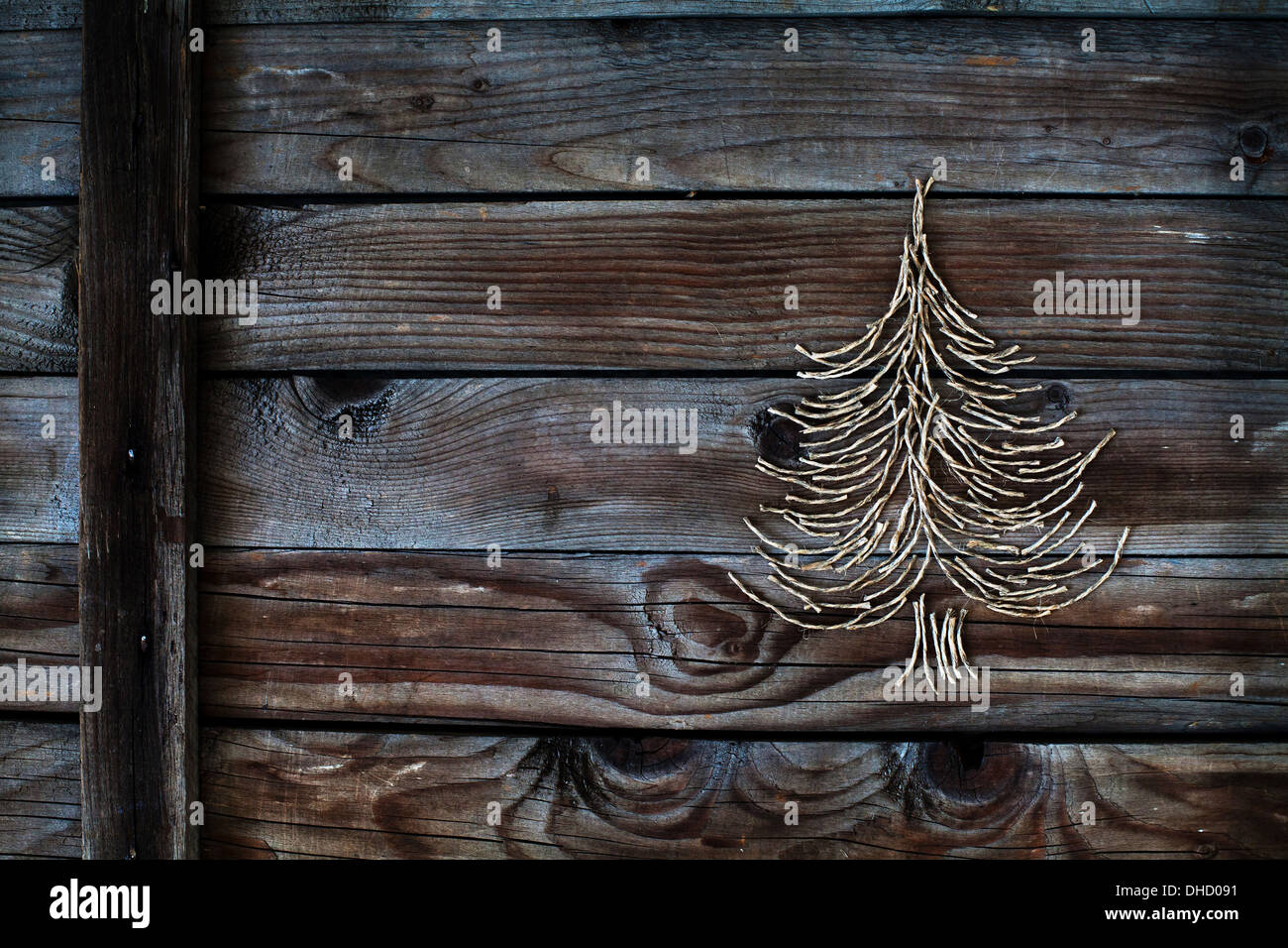 Arbre de Noël sur fond de bois, carte de nouvel an Banque D'Images