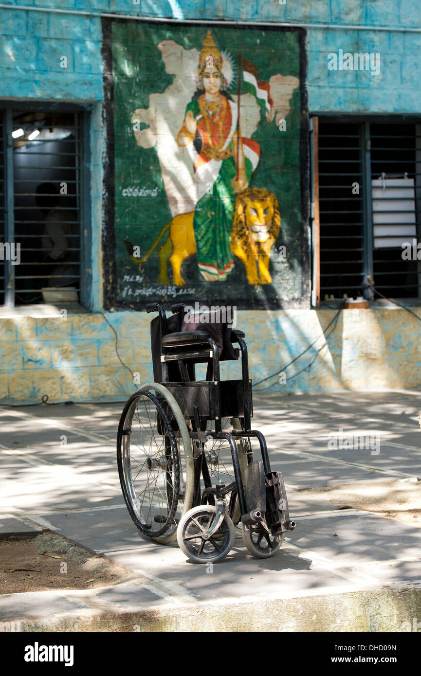 Fauteuil roulant à vide le Sathya Sai Baba l'hôpital d'approche mobile bus à une école du village de l'Inde rurale. L'Andhra Pradesh, Inde Banque D'Images