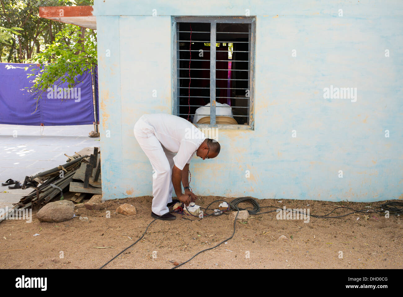 L'homme indien alimenté par l'alternateur bus à l'école du village de Sri Sathya Sai Baba l'hôpital mobile. L'Inde Banque D'Images