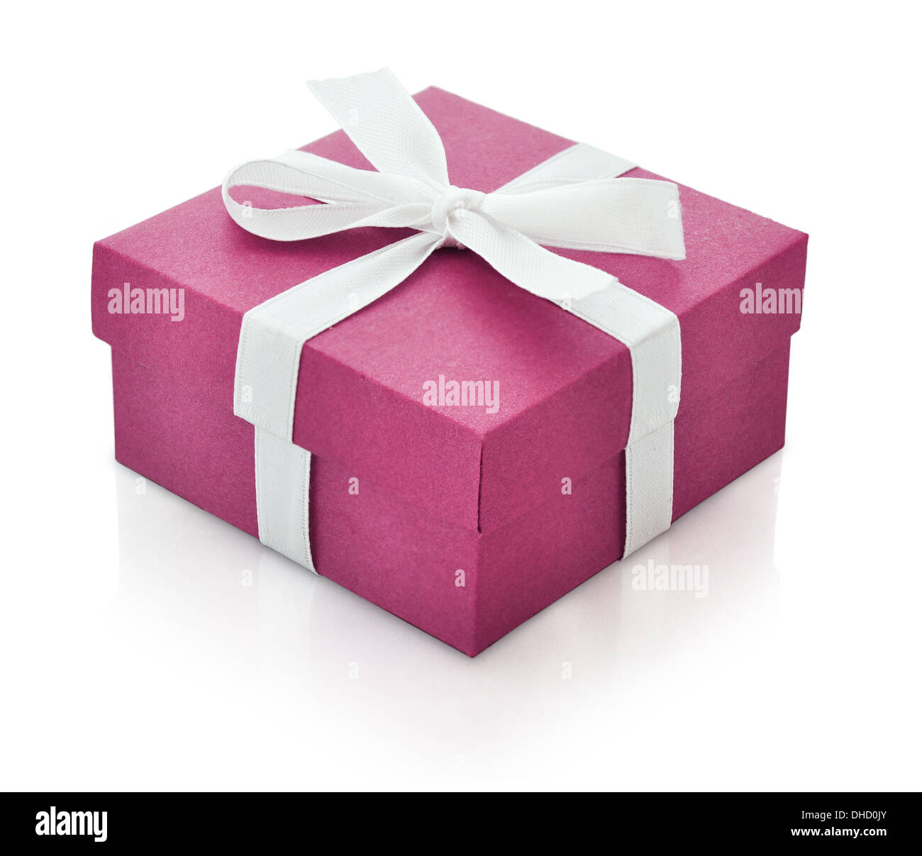Boîte cadeau rose avec ruban blanc isolé sur fond blanc. Chemin de détourage inclus. Banque D'Images