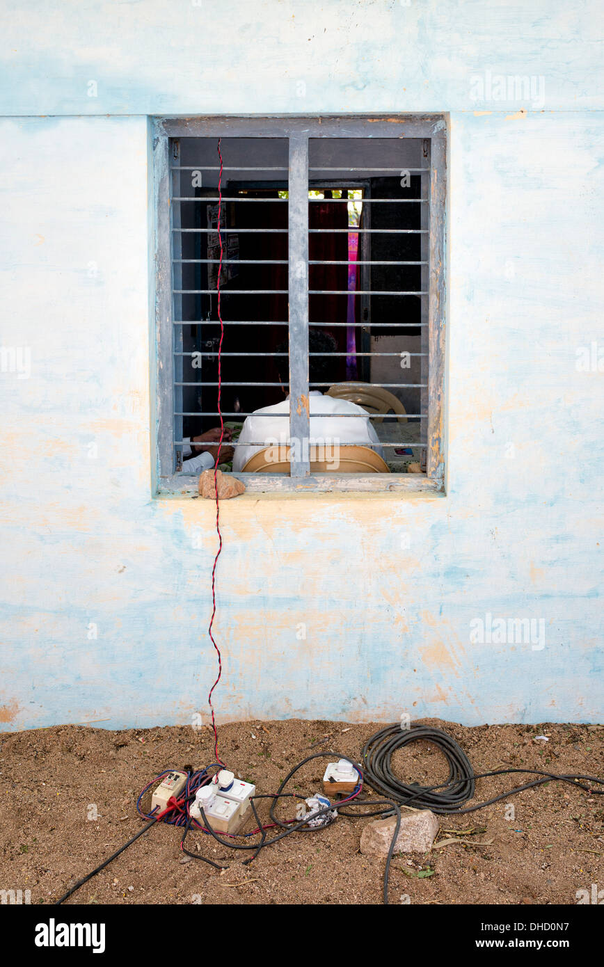 Câbles d'alimentation de l'alternateur bus à l'école du village de Sri Sathya Sai Baba l'hôpital mobile. L'Andhra Pradesh, Inde Banque D'Images