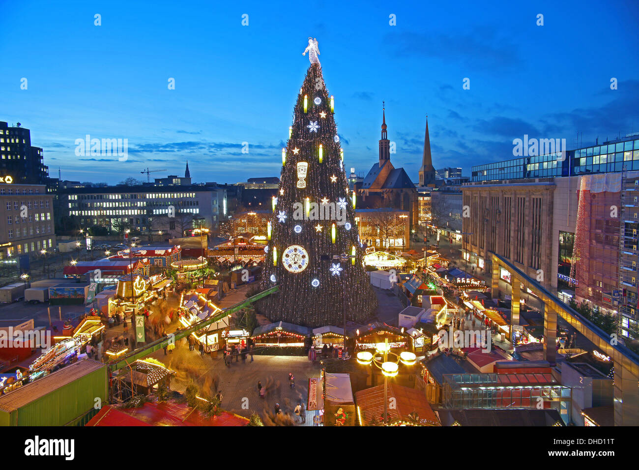 Dortmund/Allemagne : le plus grand arbre de Noël sur le marché de noël, groesster Weihnachtsbaum der Welt, Westfalia Banque D'Images