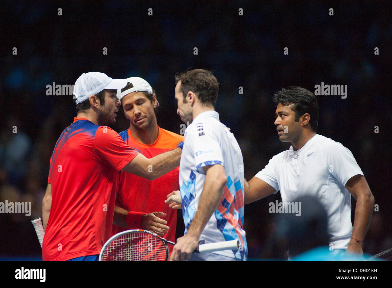 Londres, Royaume-Uni. 6e novembre 2013. David Marrero et Fernando Verdasco gagner contre l'US Open 2012 finalistes Radek Stepanek et Leander Paes. Marrero et Verdasco à l'avance pour les demi-finales après avoir battu Paes et Stepanek 6-4 7-6 (5) dans le groupe B match © Malcolm Park editorial/Alamy Live News Banque D'Images