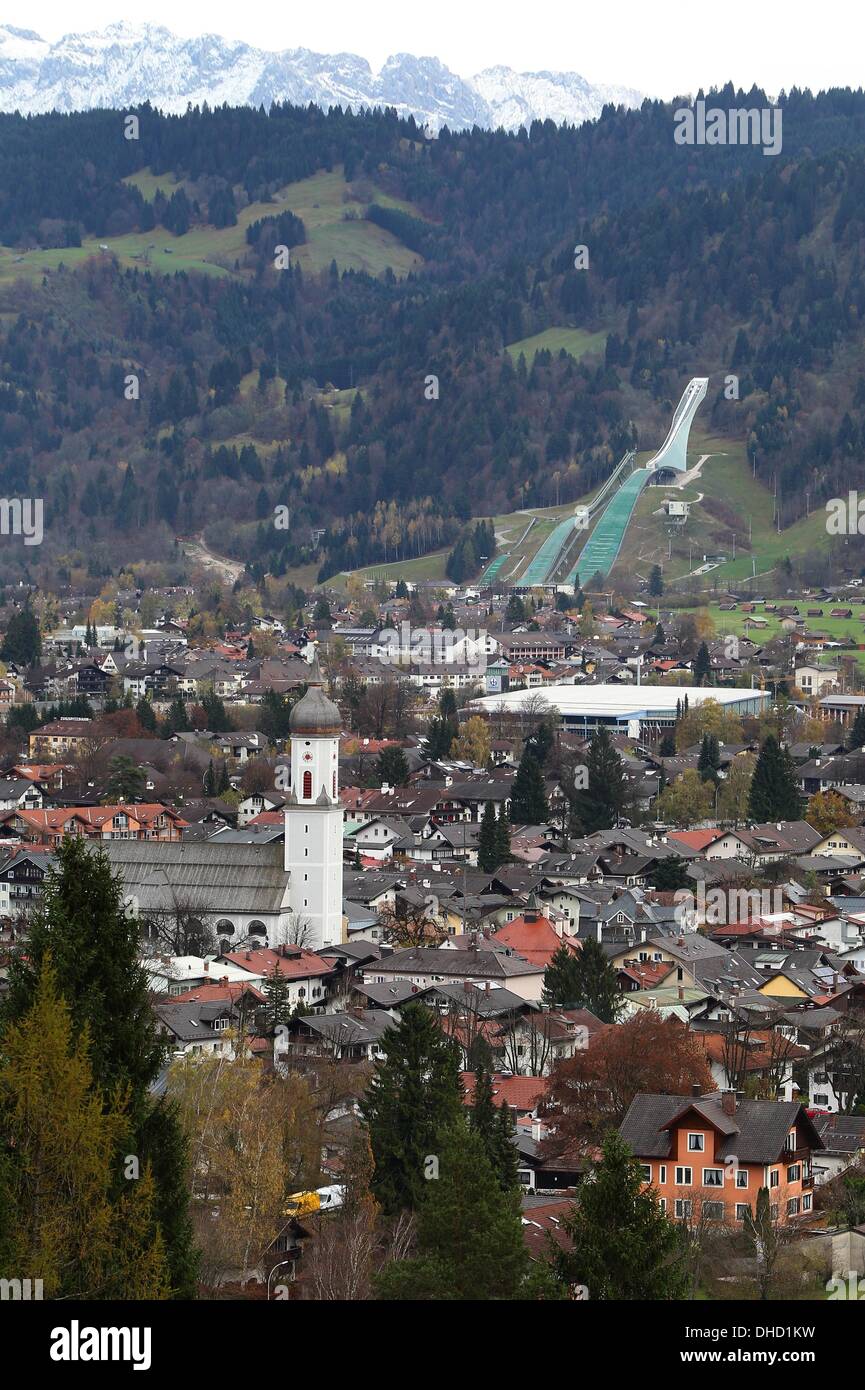 Garmisch-Partenkirchen, Allemagne. 08Th Nov, 2013. Le saut à ski hill (retour) de Garmisch-Partenkirchen, Allemagne, 04 novembre 2013. Référendums locaux sur la demande de la Munich Jeux Olympiques d'hiver de 2022 sont prévues pour le 10 novembre 2013 dans les quatre municipalités, Munich, Garmisch-Partenkirchen, Traunstein et Berchtesgaden, qui sont prévues pour accueillir les Jeux Olympiques d'hiver de 2022. Photo : Karl-Josef Opim/dpa/Alamy Live News Banque D'Images