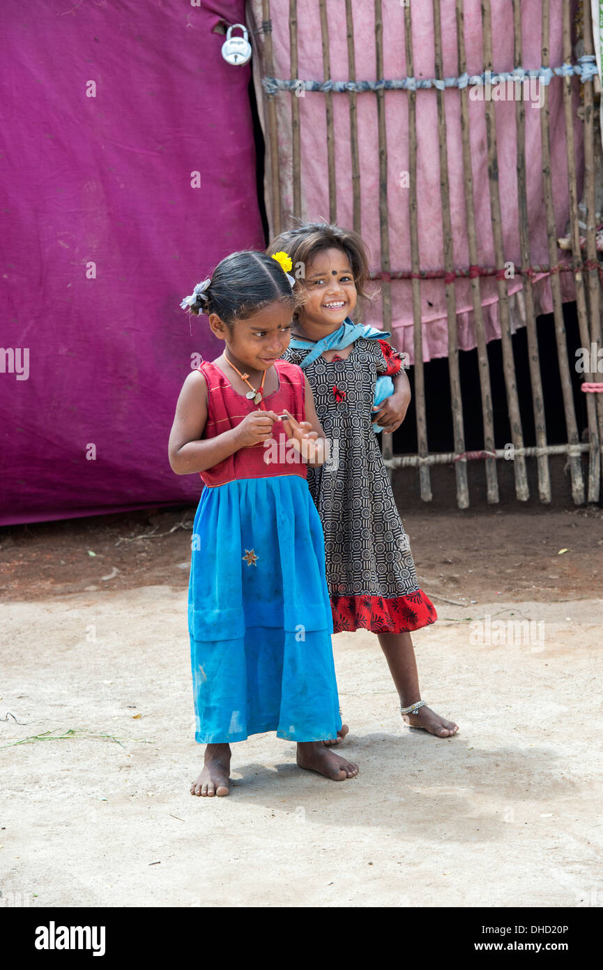 Basse caste indiennes pauvres filles en dehors de leur bender / tente / logement. L'Andhra Pradesh, Inde Banque D'Images