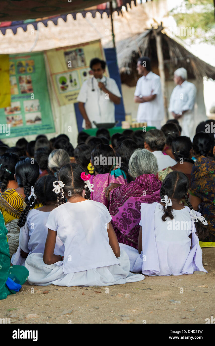 Doctor talking de gens donner des conseils de soins à Sri Sathya Sai Baba l'hôpital clinique de services mobiles de proximité. L'Andhra Pradesh, Inde Banque D'Images