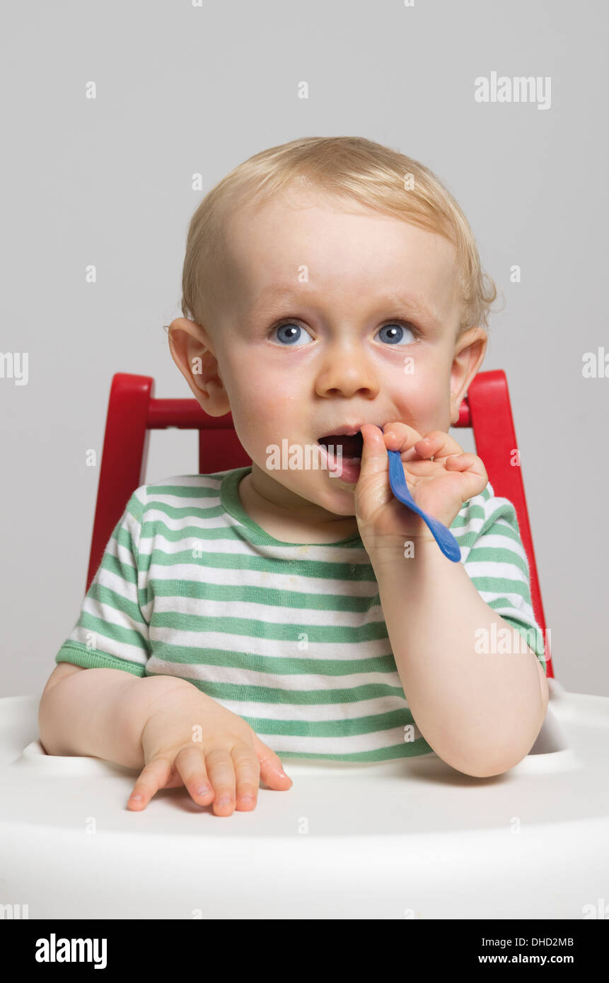 Baby Boy holding spoon, studio shot Banque D'Images