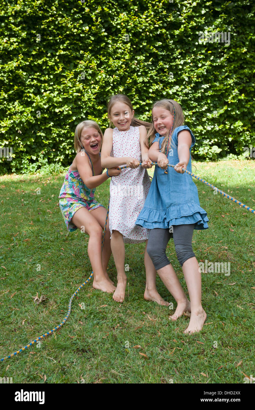 Les filles jouer à la corde sur un anniversaire Banque D'Images