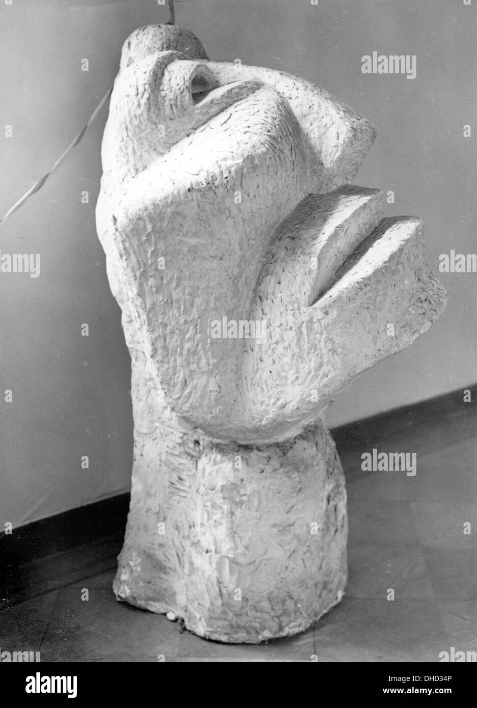 Une image de propagande nationale socialiste montre la sculpture 'Grand chef (le nouvel homme)' d'Otto Freundlich à l'exposition d'art dégénéré dans le nouveau département de la Galerie nationale à Berlin, Allemagne, 24 février 1938. La légende originale contemporaine se lit comme suit : « l'exposition réussie « l'art de la génération » est maintenant aussi à Berlin. « The New Man », dépeint par le juif Otto Freundlich. » Fotoarchiv für Zeitgeschichte / FILE - PAS DE SERVICE DE VIREMENT - Banque D'Images