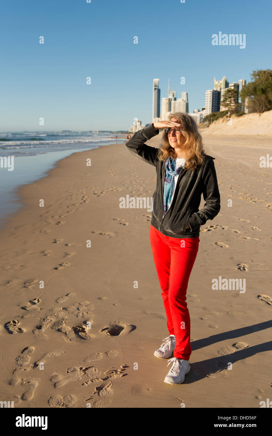 Femme Mature Qui Marche Sur La Plage Banque De Photographies Et D femme-mature-qui-marche-sur-la-plage-banque-de-photographies-et-d