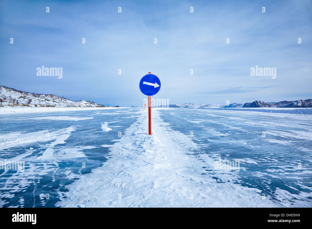 Signe de la circulation sur la glace du lac Baikal Banque D'Images