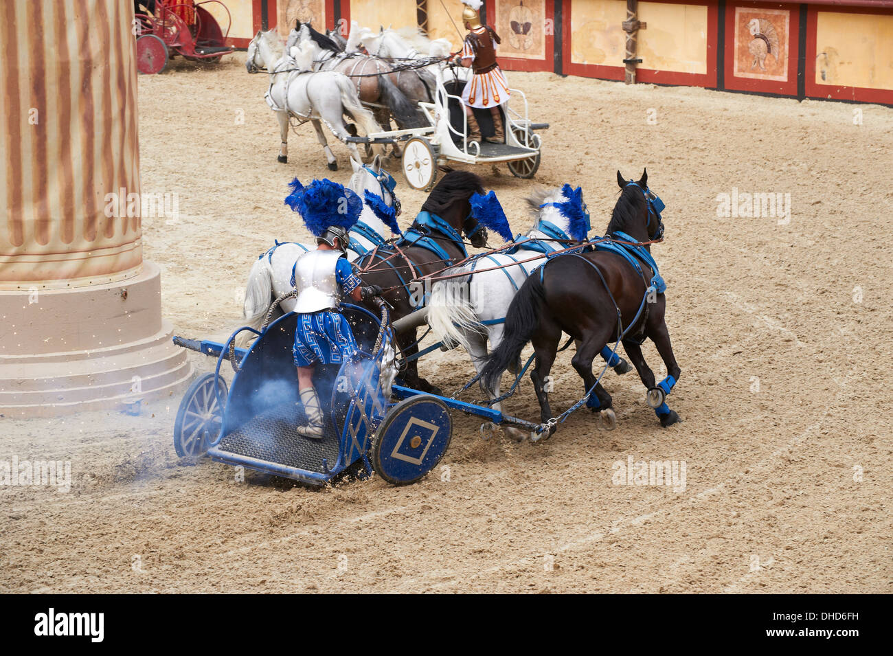 Reconstitution de la course romaine de Chariot dans l'amphithéâtre du Puy du fou France Banque D'Images