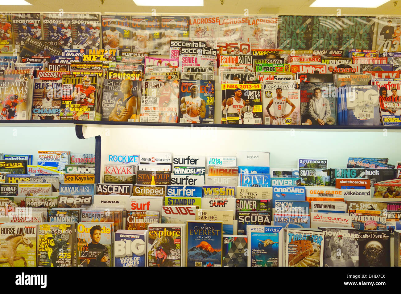 Les magazines canadiens sur une librairie étagère dans Toronto, Canada Banque D'Images