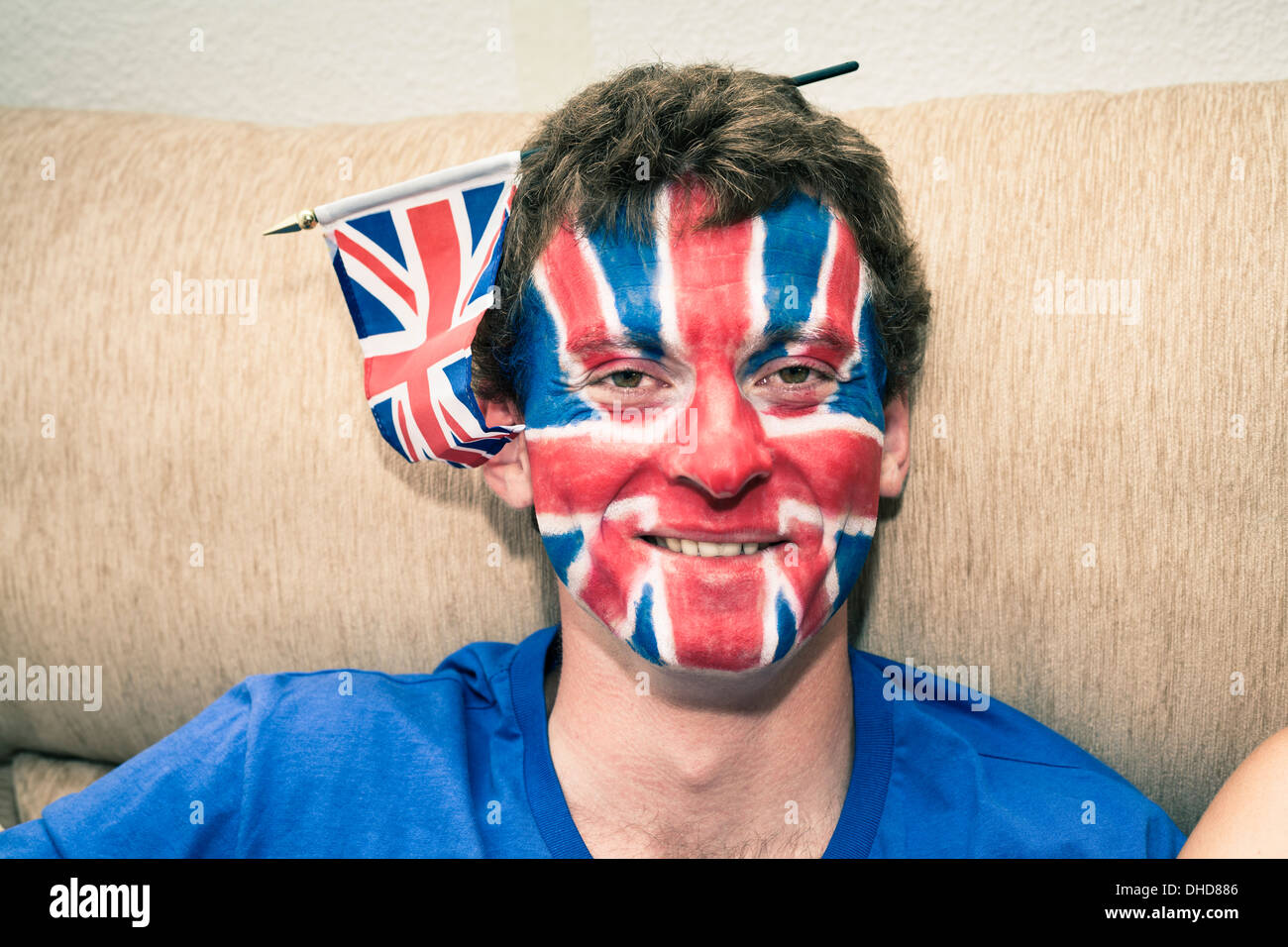 Portrait de l'homme drôle avec drapeau anglais peint sur son visage. Banque D'Images