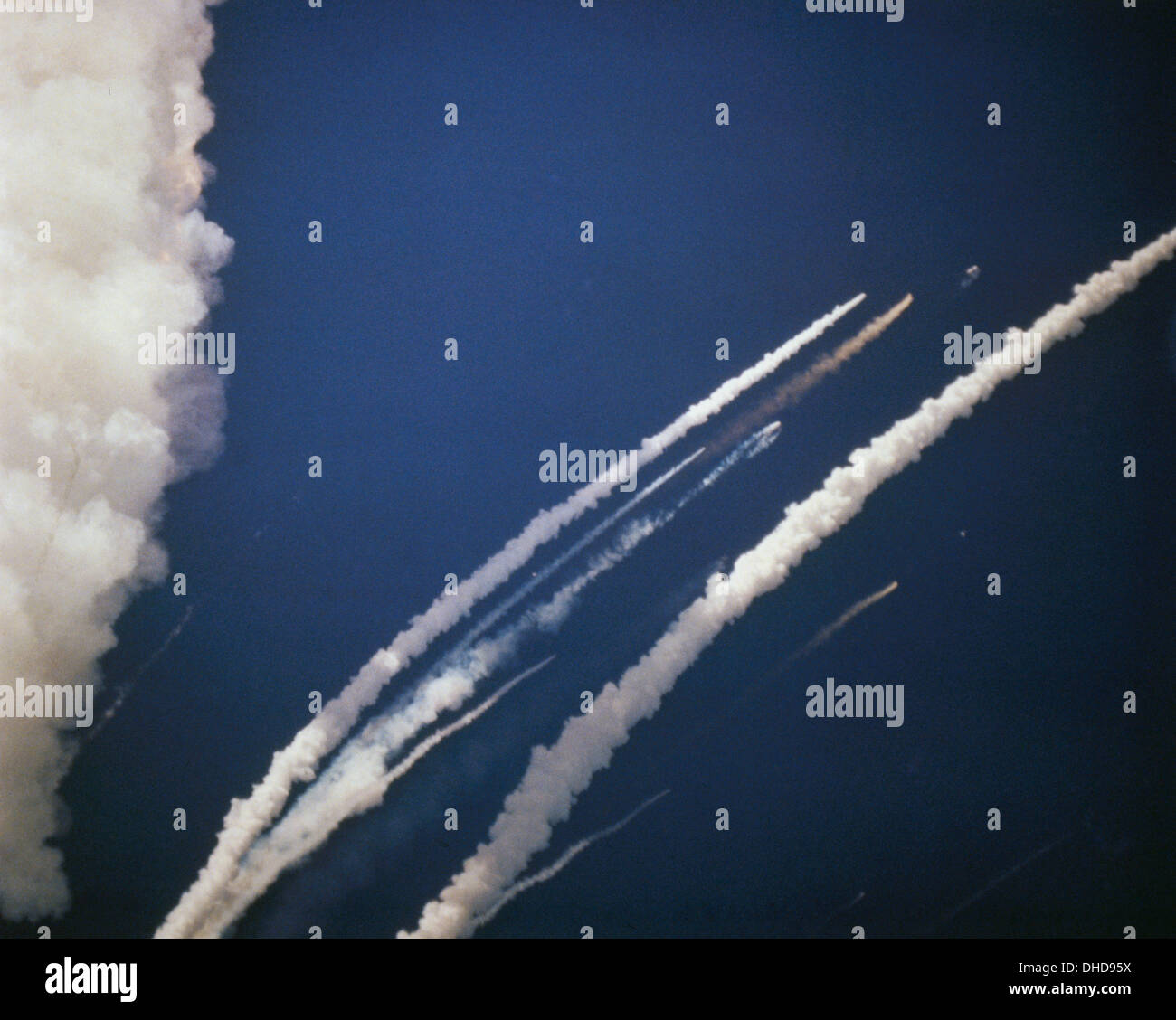 Le désastre de la navette spatiale Challenger s'est produit le 28 janvier 1986, lorsque la navette a explosé 73 secondes après son lancement. L'événement tragique a coûté la vie aux sept membres d'équipage à bord et a eu un impact significatif sur le programme spatial et les protocoles de sécurité de la NASA. Banque D'Images