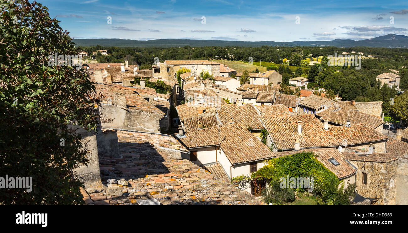 Vue sur le vieux toit dans le magnifique village de Grignan, France. Banque D'Images