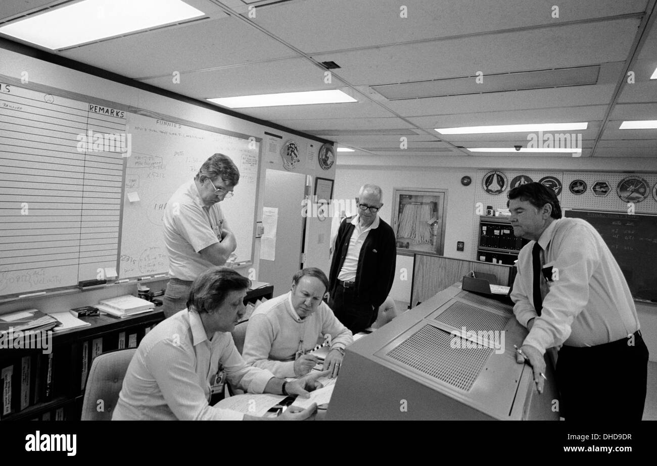 L'évaluation de la Mission (MER) les membres de l'équipe de discuter 51-L dans le Johnson Space Center's Bureau d'installation. De gauche à droite sont Larry Meyers, Charles Walsh, Camp David, Travis Libby et Walter Scott. Banque D'Images