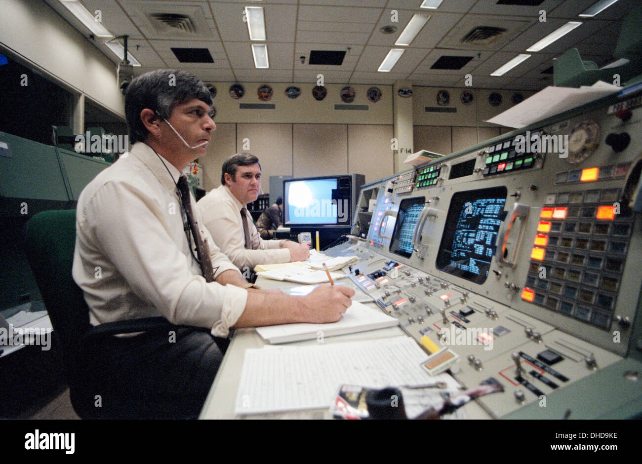 L'évaluation de la Mission (MER) les membres de l'équipe de discuter 51-L dans le Johnson Space Center's Bureau d'installation. Assis, de gauche à droite sont Charles Walsh et Camp David. Debout, de gauche à droite sont Larry Meyers, James Mistrot et Travis Libby. Banque D'Images