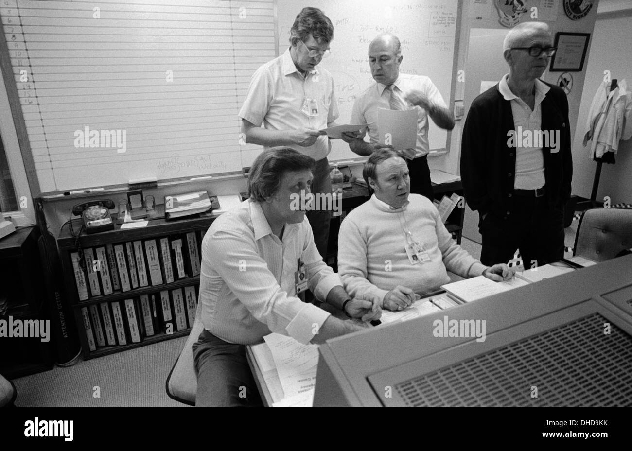 (29 janvier 1986) --- l'évaluation de la Mission (MER) les membres de l'équipe de discuter 51-L dans le Johnson Space Center's Bureau d'installation. Assis, de gauche à droite sont Charles Walsh et Camp David. Debout, de gauche à droite sont Larry Meyers, James Mistrot et Travis Banque D'Images
