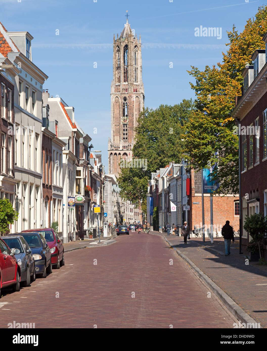 Rue traditionnelle dans la ville néerlandaise d'Utrecht avec la tour de la cathédrale en arrière-plan. Banque D'Images