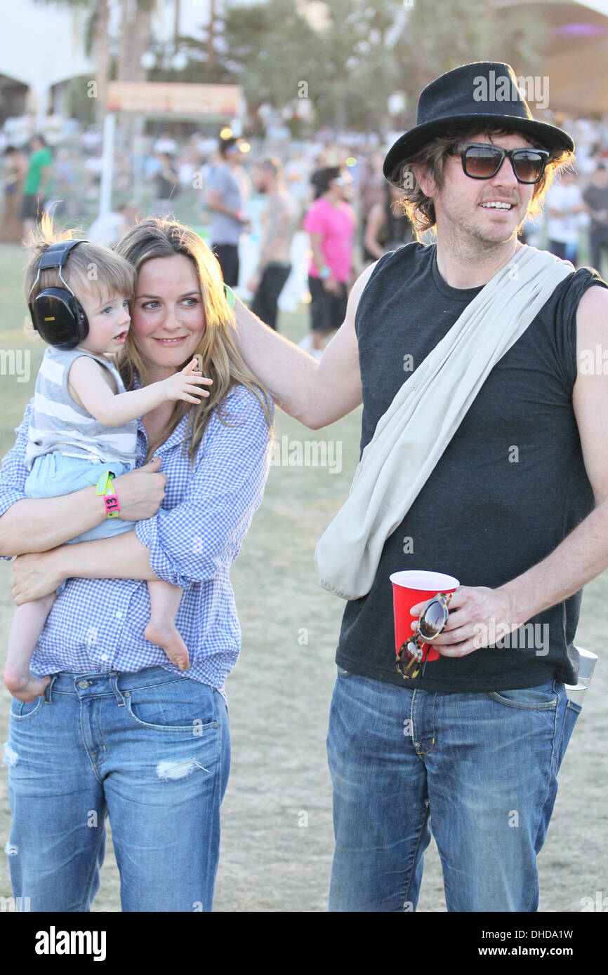 Alicia Silverstone mari Christopher Jarecki et fils Bear Blu Jarecki célébrités à 2012 Coachella Valley Music and Arts Banque D'Images