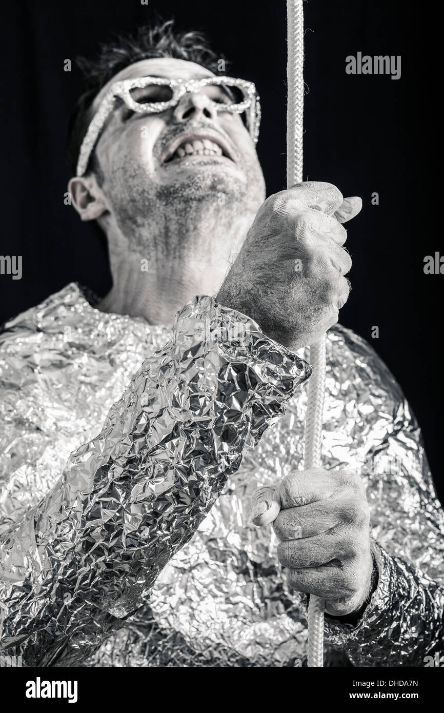 Alien désespéré homme tenant la corde. Banque D'Images