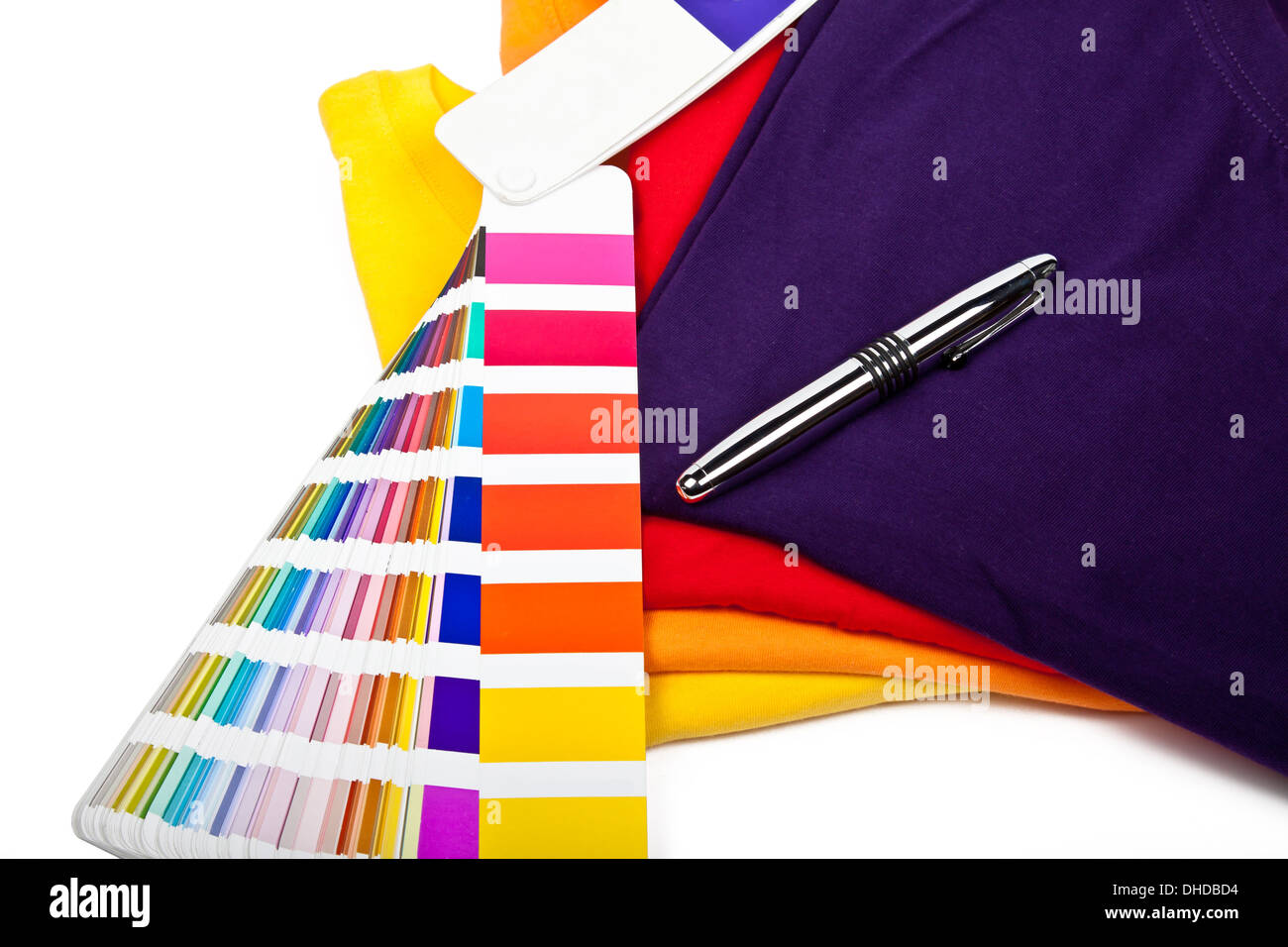 Des t-shirts colorés, diagramme de couleurs et stylo à bille Banque D'Images