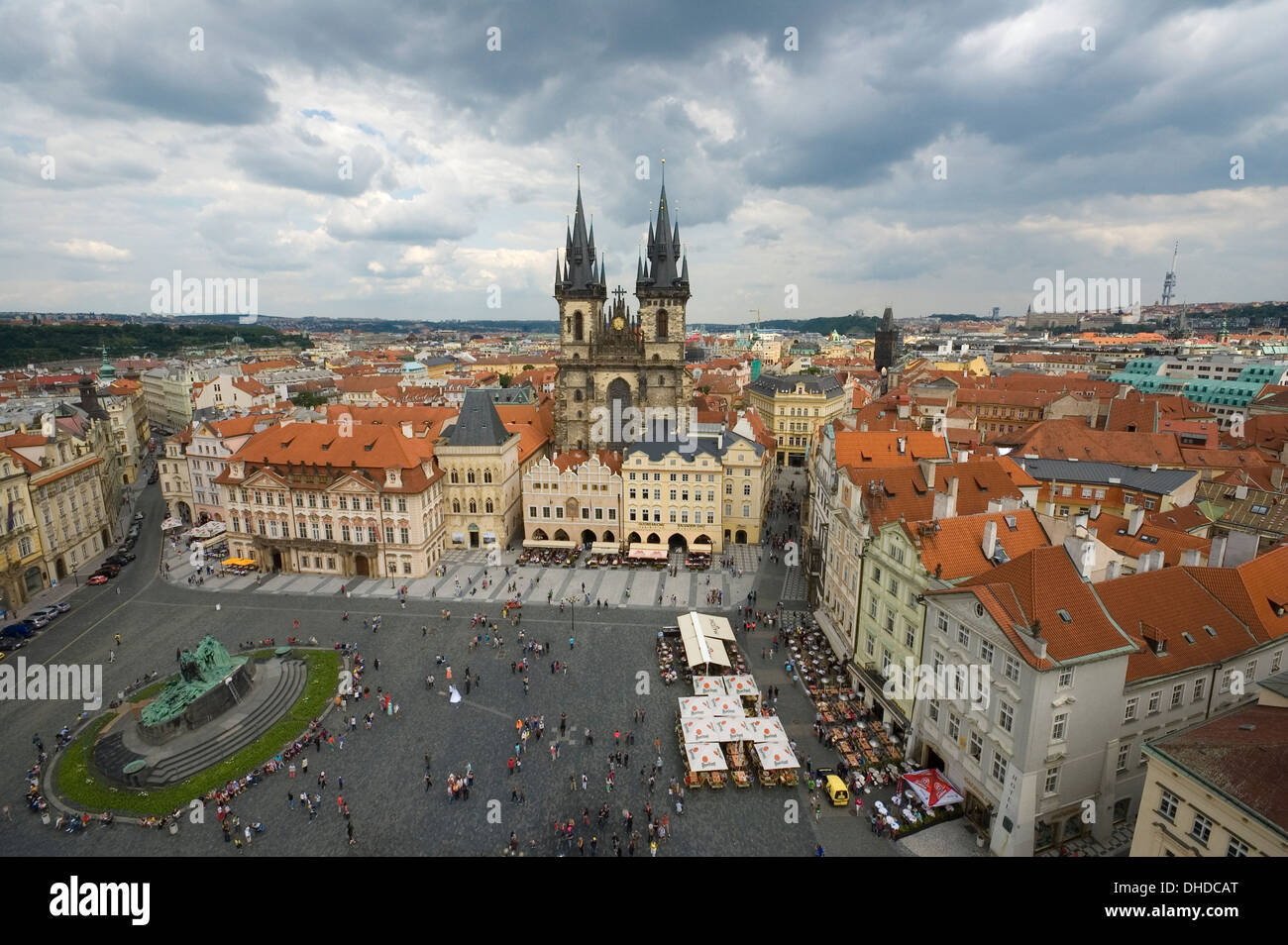 PRAGUE - le 28 juin : Staromestske Namesti, la place de la vieille ville, avec l'église de Tyn à Prague, République tchèque le 28 juin 2013 Banque D'Images