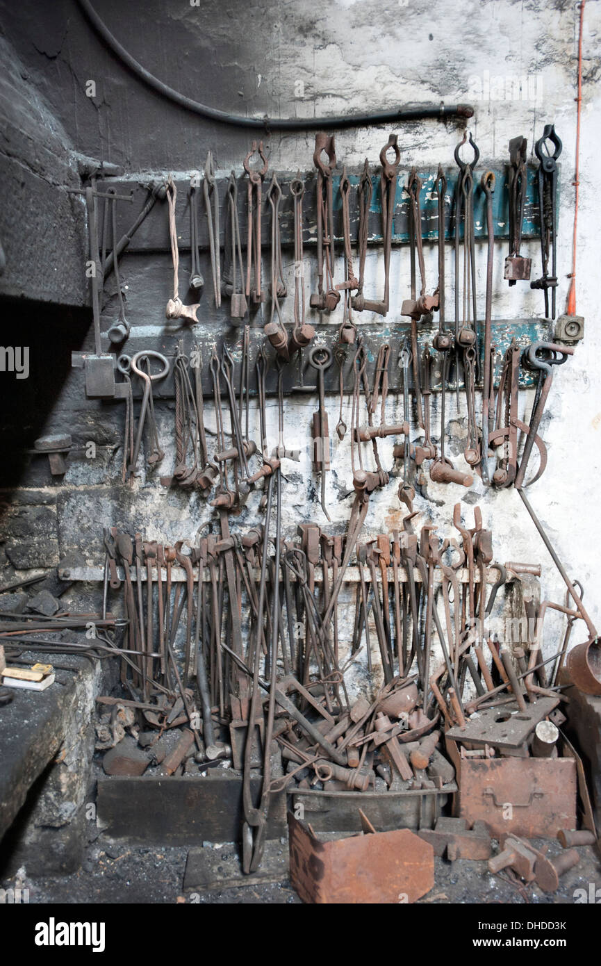 Outils de forgerons pendre par la forge dans la région de la Marley Hill faire moteur, le moteur plus ancien hangar, construit en 1854, sur le chemin de Tanfield, County Durham Banque D'Images