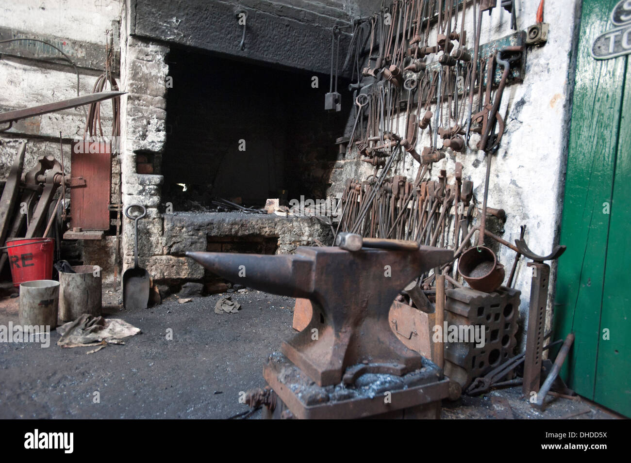 Une enclume de forgeron et d'une gamme d'outils suspendu par la forge dans la région de la Marley Hill faire moteur, le moteur plus ancien hangar, construit en 1854, sur le chemin de Tanfield, County Durham Banque D'Images