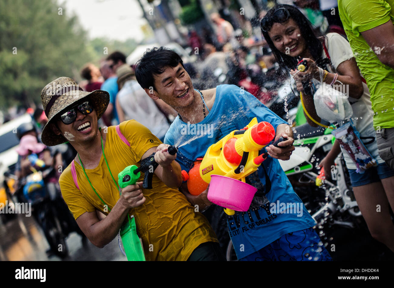 Les habitants de célébrer le Nouvel An Thaï en jetant de l'eau à l'autre, l'eau de Songkran festival, Chiang Mai, Thaïlande, Asie du Sud-Est Banque D'Images