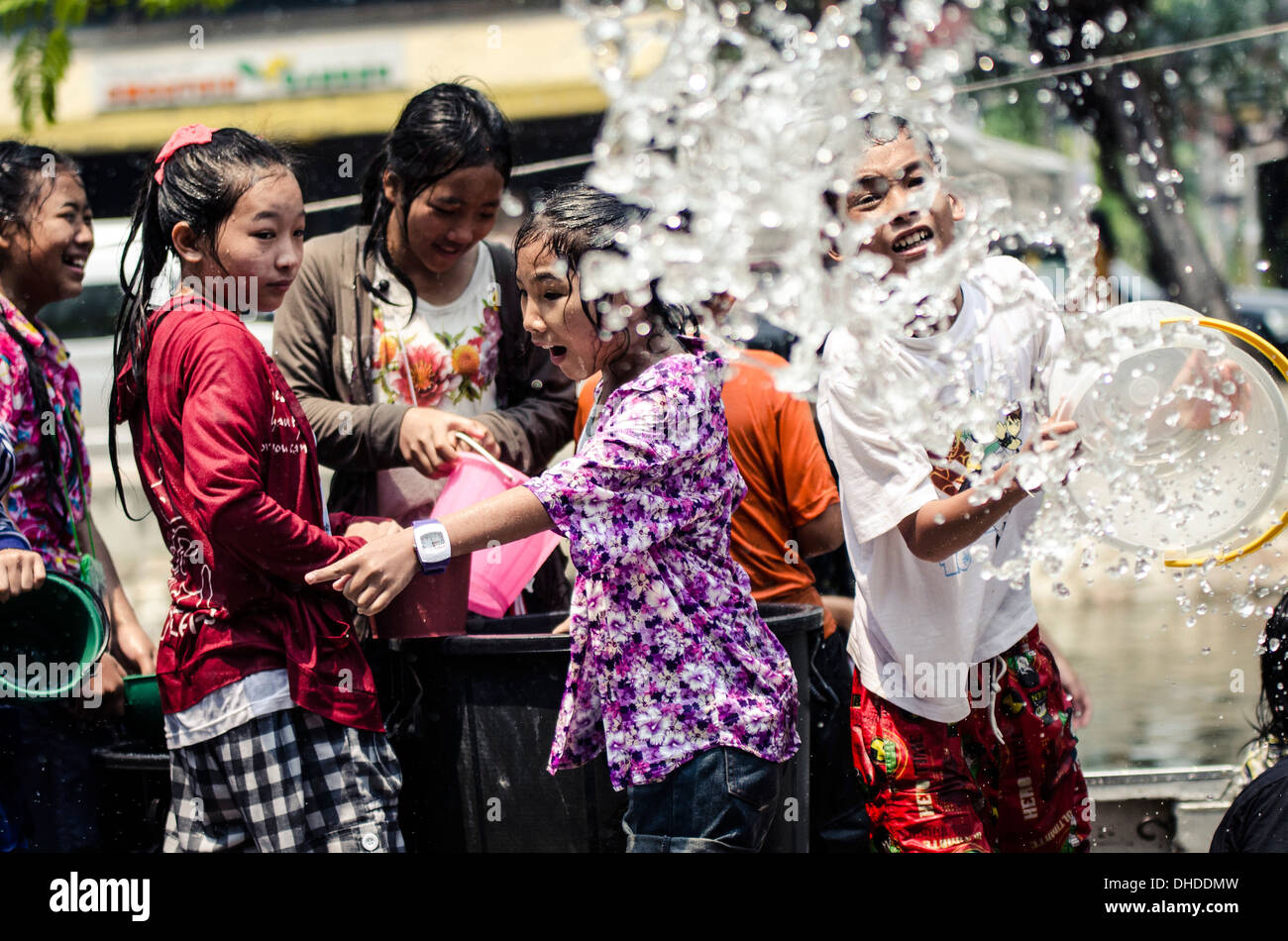 Les habitants de célébrer le Nouvel An Thaï en jetant de l'eau à l'autre, l'eau de Songkran festival, Chiang Mai, Thaïlande, Asie du Sud-Est Banque D'Images