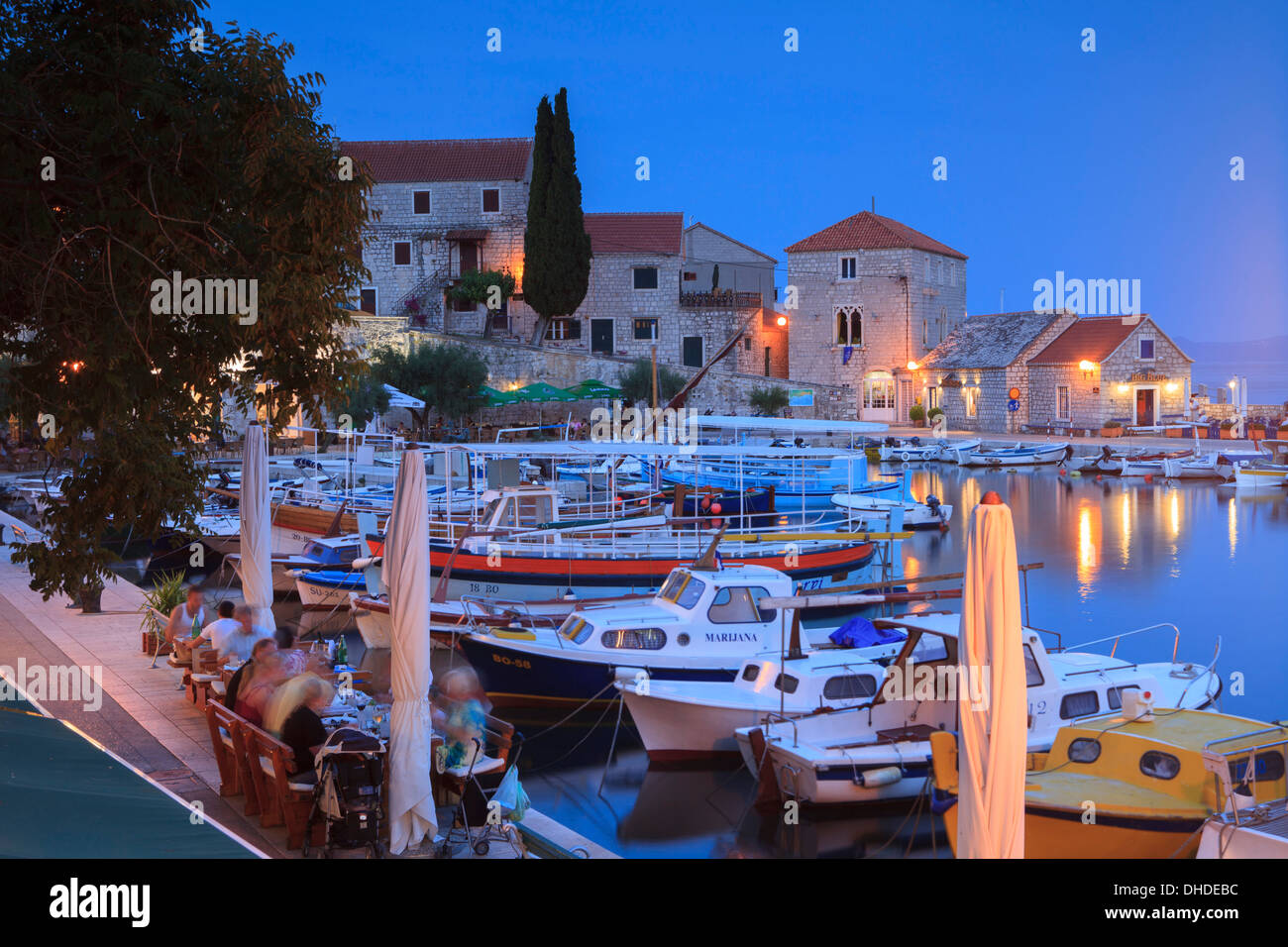 Harbour illuminé au crépuscule, Bol, Île de Brac, la côte dalmate, en Croatie, en Europe Banque D'Images