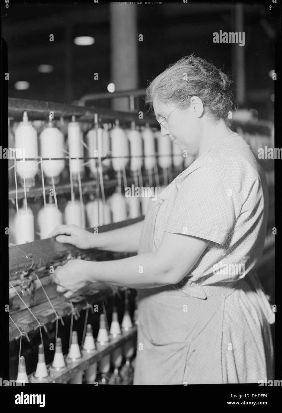À la filature Pickett Yarn Mill à High point, en Caroline du Nord, un opérateur hautement qualifié travaille sur un métier à filer, qui fait partie du processus de fabrication du textile. Le cadre H & B fait partie intégrante de la production de fil dans l'usine, mettant en valeur les machines avancées de l'industrie. Banque D'Images À la filature Pickett Yarn Mill à High point, en Caroline du Nord, un opérateur hautement qualifié travaille sur un métier à filer, qui fait partie du processus de fabrication du textile. Le cadre H & B fait partie intégrante de la production de fil dans l'usine, mettant en valeur les machines avancées de l'industrie. Banque D'Images