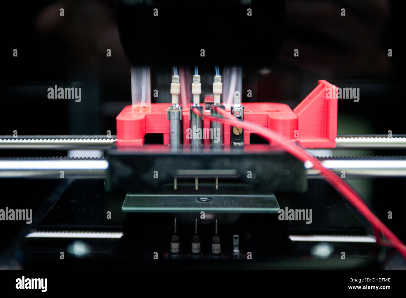 Londres, Royaume-Uni. 7 novembre 2013. un distributeur-cellule basée sur la plate-forme d'impression ou Bioprinter construit par un groupe de recherche Alan Faulkner-Jones est exposée à la 3D Printshow au Business Design Centre de Londres. Le spectacle réunit les plus grands noms de la technologie d'impression 3D à côté de la plus créative, novatrice et les particuliers à l'aide de processus additif aujourd'hui. Credit : Piero Cruciatti/Alamy Live News Banque D'Images