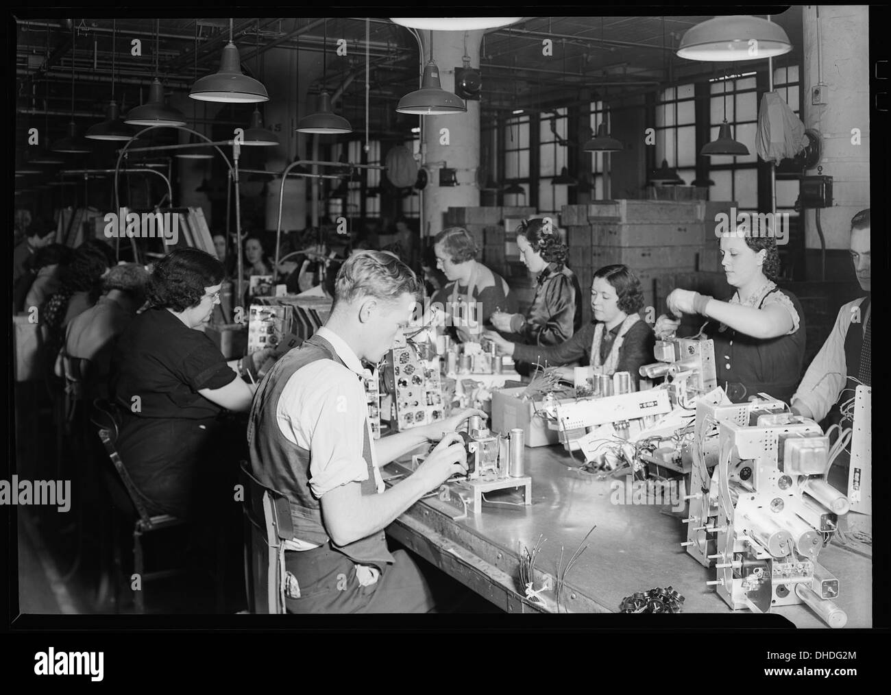 Une image historique capturant l'équipement radio de RCA Victor à Camden, New Jersey, mettant en évidence la fin d'une opération de ligne d'alimentation impliquant des transformateurs et d'autres composants radio. Banque D'Images