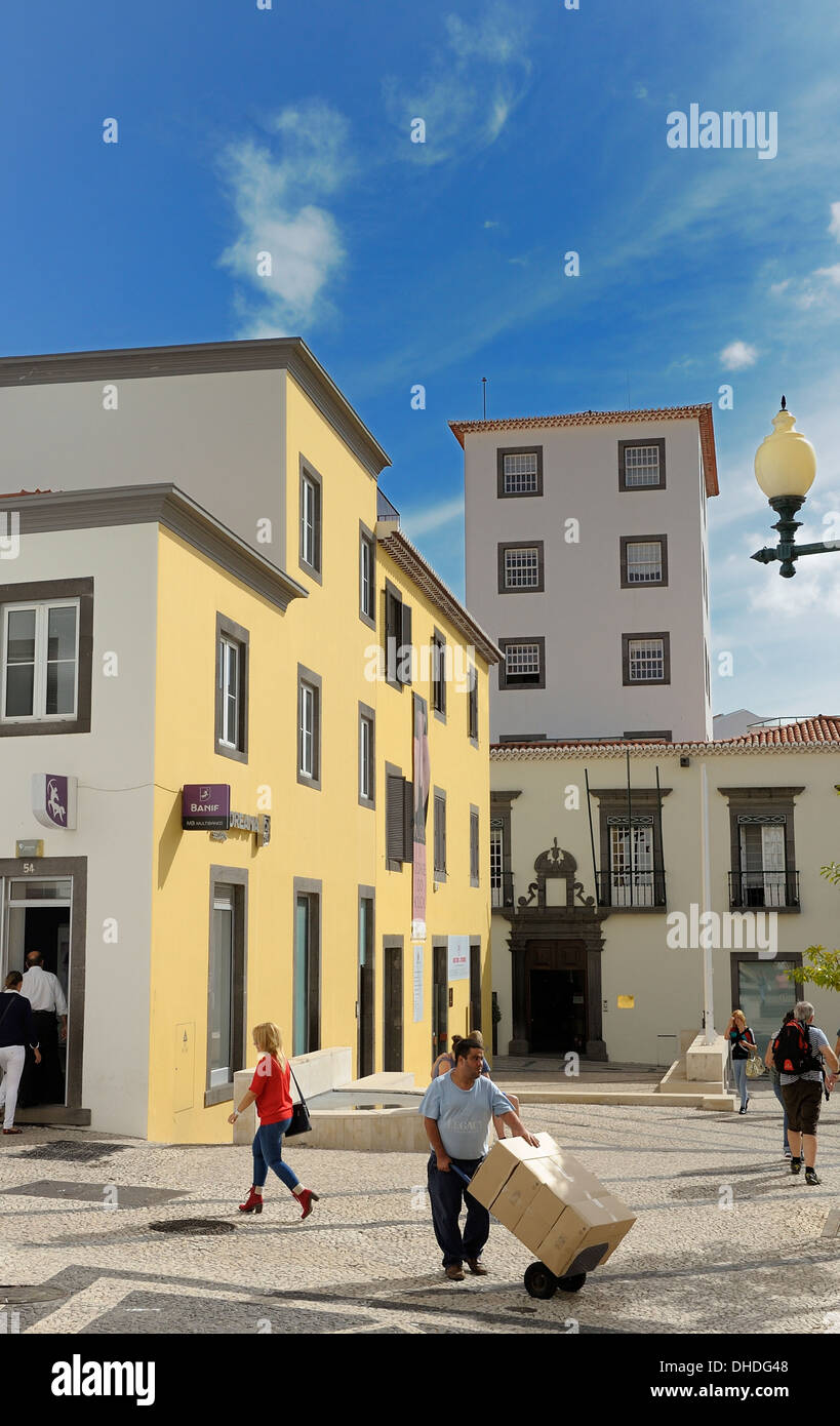 Funchal Madère. Une livraison locale conducteur à l'aide d'un sac chariot de livrer les cases de la zone pavée de la vieille ville Banque D'Images