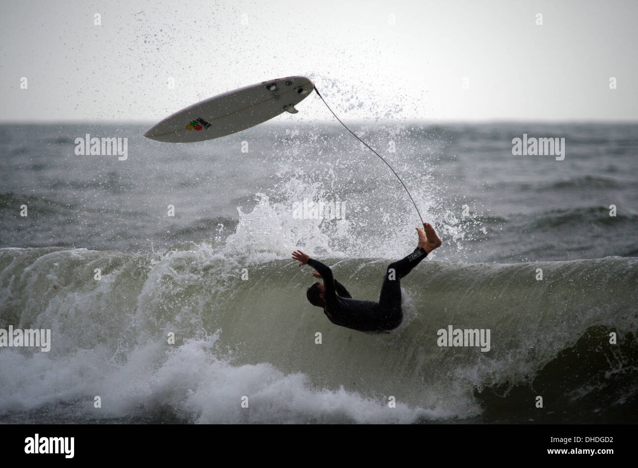 Dans la tombe vers le bas et essuyez-le avec la mine à bord sur la courbe, attaché par une laisse à l'internaute en face de vague. Surf sur Gower. Banque D'Images