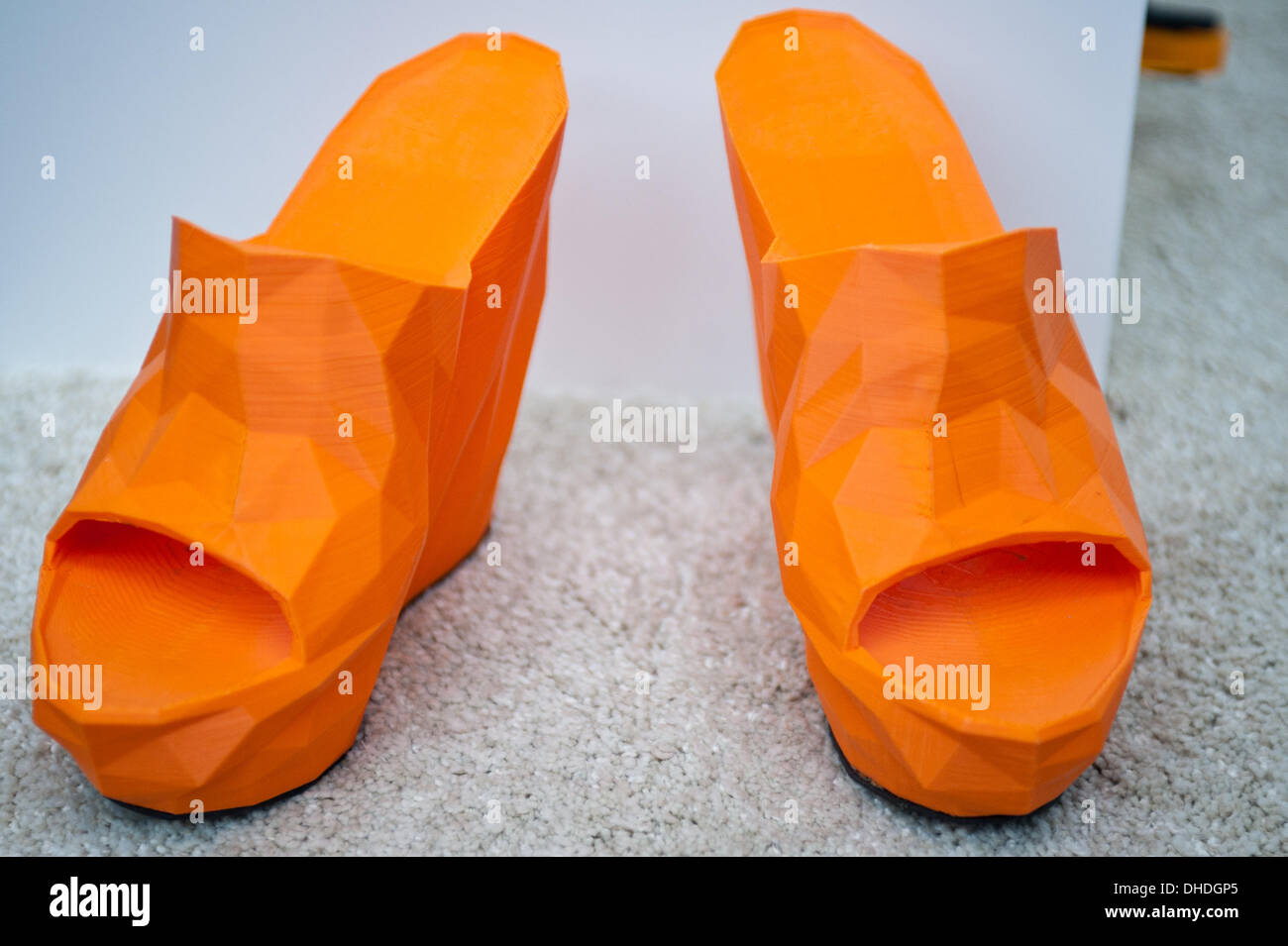 Londres, Royaume-Uni. 7 novembre 2013. 3D printed chaussures sont sur l'affichage à l'univers 3D Printshow au Business Design Centre de Londres. Le spectacle réunit les plus grands noms de la technologie d'impression 3D à côté de la plus créative, novatrice et les particuliers à l'aide de processus additif aujourd'hui. Credit : Piero Cruciatti/Alamy Live News Banque D'Images