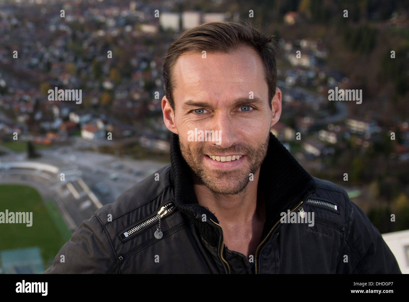 Le champion olympique de saut à ski Sven Hannawald se dresse au sommet de la colline en saut à ski, de l'Allemagne, de Garmisch-partenkirchen 07 novembre 2013. Hannawald avec de la publicité pour les Jeux d'hiver de 2022 en Bavière. Photo : PETER KNEFFEL Banque D'Images
