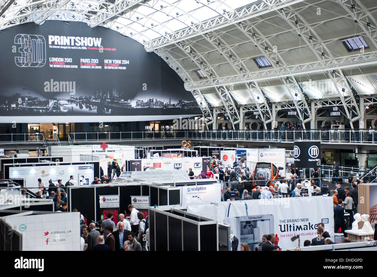 Londres, Royaume-Uni. 7 novembre 2013. Les visiteurs et exposants à la 3D Printshow au Business Design Centre de Londres. Le spectacle réunit les plus grands noms de la technologie d'impression 3D à côté de la plus créative, novatrice et les particuliers à l'aide de processus additif aujourd'hui. Credit : Piero Cruciatti/Alamy Live News Banque D'Images