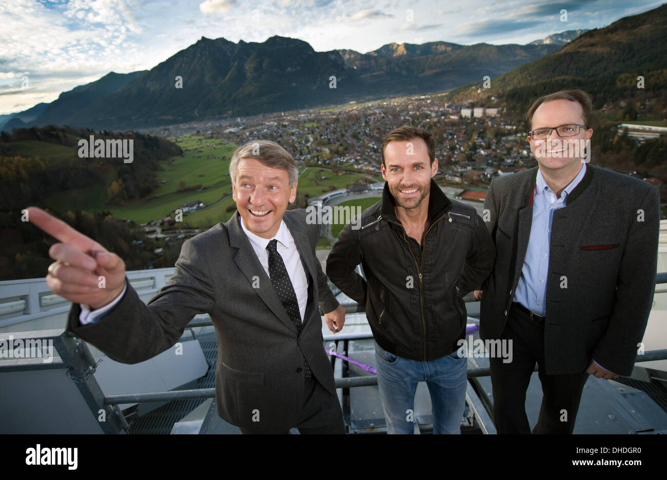 Garmisch-partenkirchen, Allemagne. 07Th Nov, 2013. Le premier maire de Garmisch-Patenkirchen Thomas Schmid (L-R), le champion olympique de saut à ski Sven Hannawald et whip du SPD Markus Rinderspacher se tenir sur le saut à ski hill à Garmisch-Partenkirchen, Allemagne, 07 novembre 2013. Ils veulent faire de la publicité pour les Jeux d'hiver de 2022 en Bavière. Photo : PETER KNEFFEL/dpa/Alamy Live News Banque D'Images