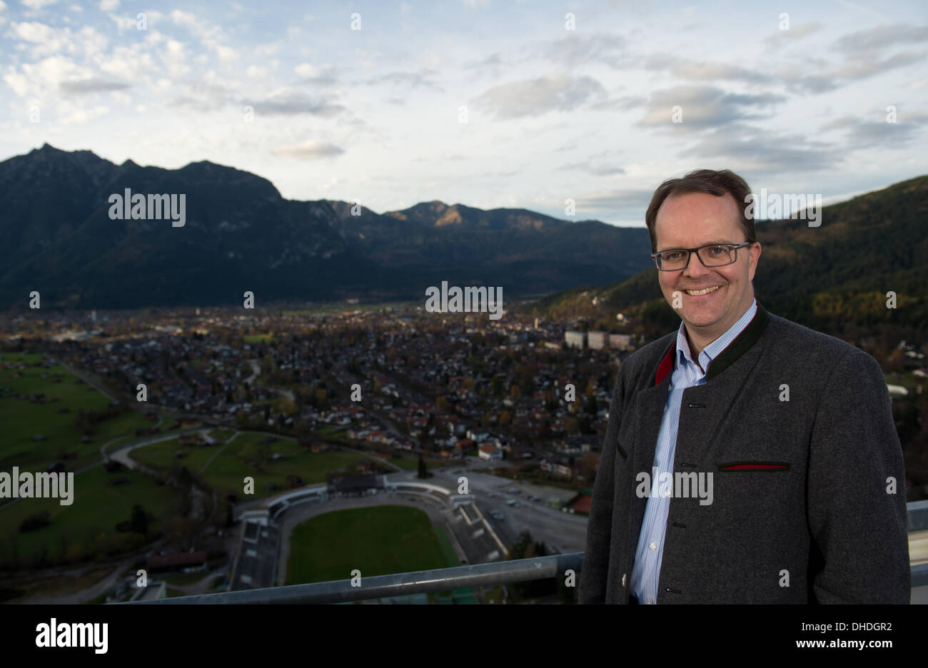 Garmisch-partenkirchen, Allemagne. 07Th Nov, 2013. Whip du parti SPD du parlement de l'état Allemand Markus Rinderspacher se dresse au sommet de la colline en saut à ski, de l'Allemagne, de Garmisch-partenkirchen 07 novembre 2013. Il veut faire de la publicité pour les Jeux d'hiver de 2022 en Bavière. Photo : PETER KNEFFEL/dpa/Alamy Live News Banque D'Images