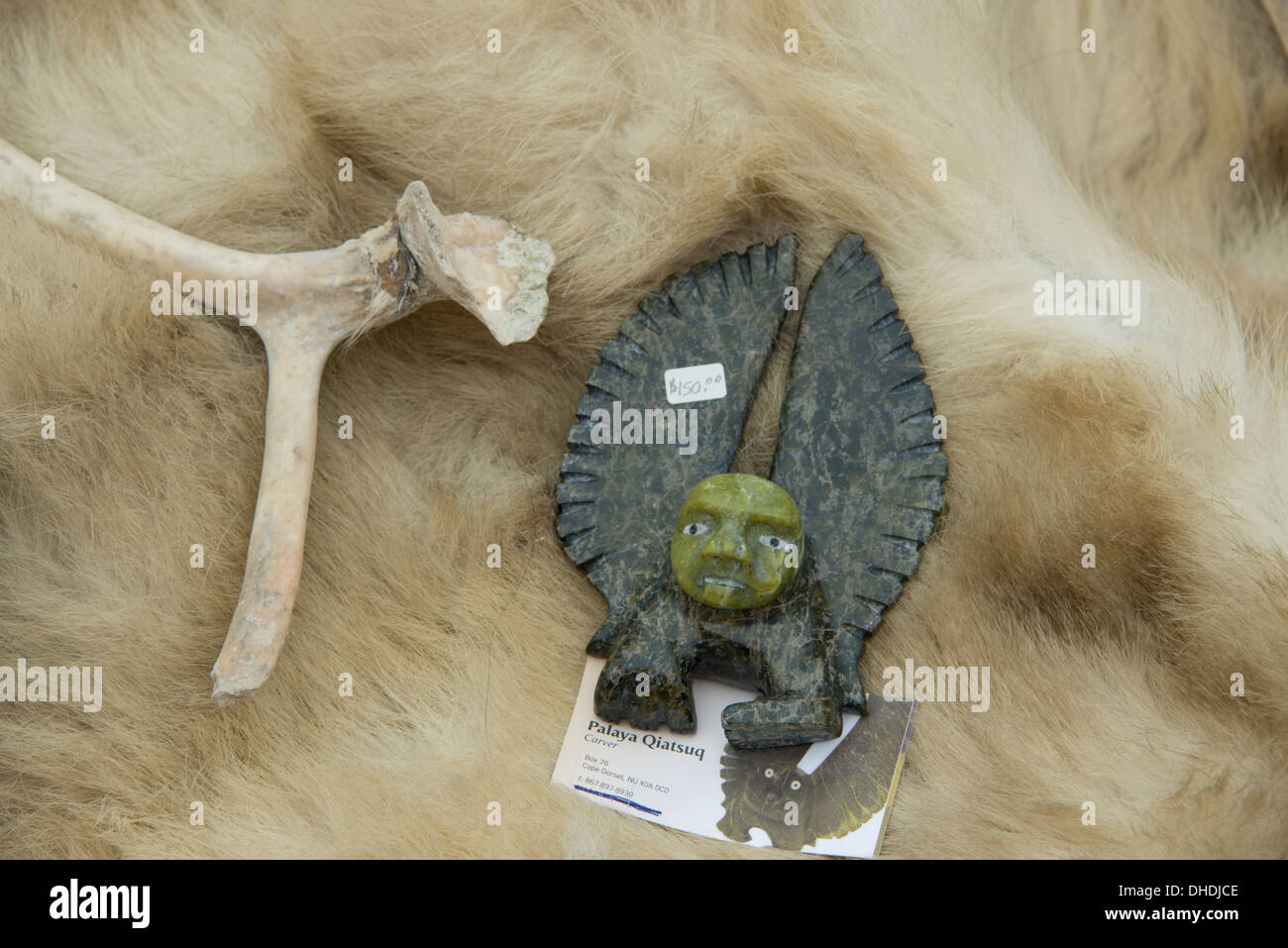 Au Canada, le Nunavut, la Qikiqtaaluk, Cape Dorset. Sculpture en pierre sur la fourrure de l'ours polaire. Banque D'Images